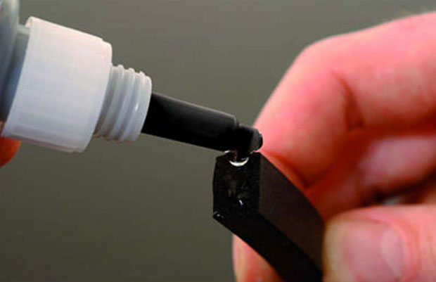 Нанесение цианоакрилатного клея на поверхность